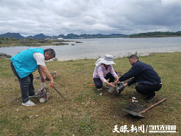 和村支两委沿湖清理垃圾.jpg